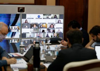 Kicillof se reunió con especialistas e intendentes para analizar la situación epidemiológica de la Provincia