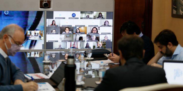 Kicillof se reunió con especialistas e intendentes para analizar la situación epidemiológica de la Provincia