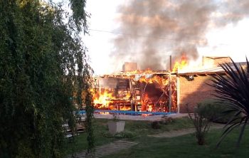 El incendio en un fogón convocó a los Bomberos en las primeras horas del domingo (fotos y video)