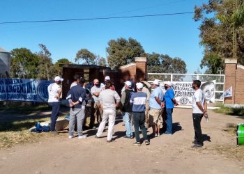 Protesta y reclamos frente a la planta de Tornquist de Molinos Carhué