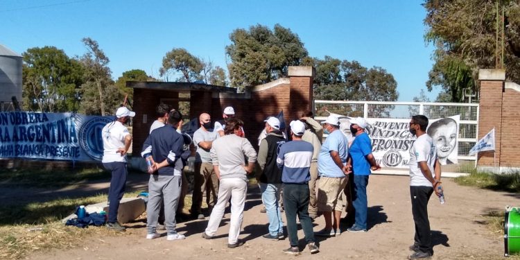 Protesta y reclamos frente a la planta de Tornquist de Molinos Carhué