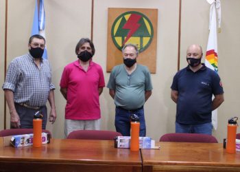 La CELT entregó botellas térmicas para cada integrante del Cuerpo de Bomberos Voluntarios (fotos, videos y notas)