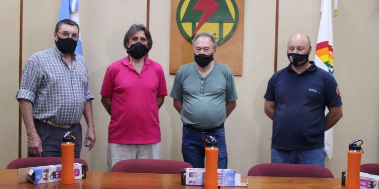 La CELT entregó botellas térmicas para cada integrante del Cuerpo de Bomberos Voluntarios (fotos, videos y notas)