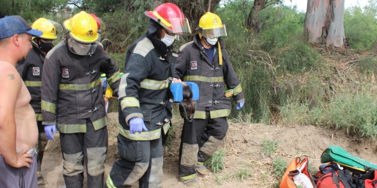Choque en un camino vecinal y una mujer debió ser trasladada al Hospital Municipal (fotos y videos)