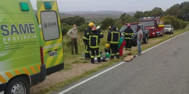 El conductor de un camión con un acoplado llevando gasoil se despistó en la ruta 76 frente al cerro Bahía Blanca.