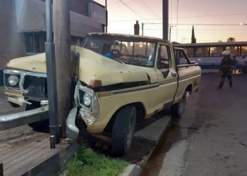Dos heridos leves en un choque entre un colectivo y una camioneta en España y 9 de Julio (fotos y video)