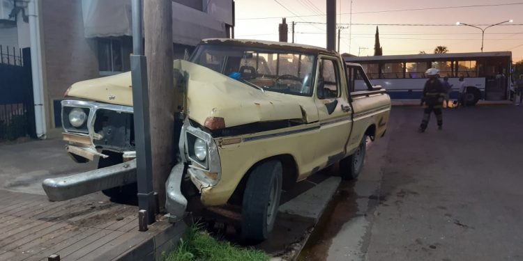 Dos heridos leves en un choque entre un colectivo y una camioneta en España y 9 de Julio (fotos y video)