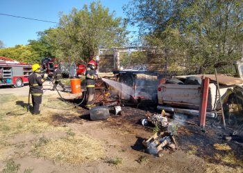 Los bomberos controlaron  un incendio declarado en el frente de un taller ubicado en Rivadavia al 300
