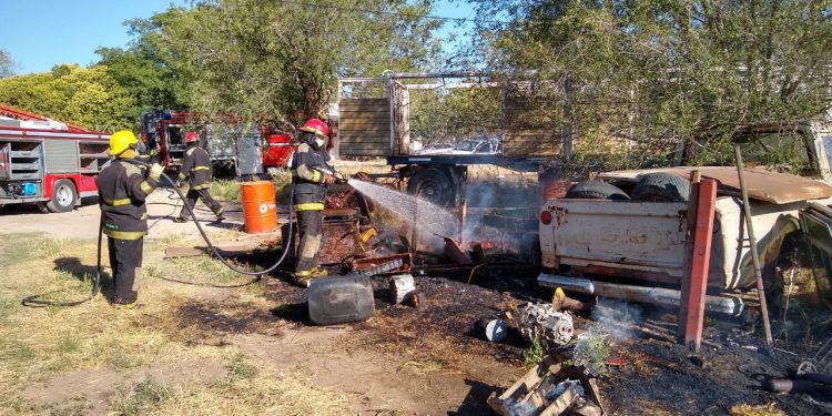 Los bomberos controlaron  un incendio declarado en el frente de un taller ubicado en Rivadavia al 300