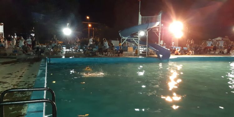 Gran éxito del evento nocturno en las piscinas municipales (fotos, notas y videos musicales)