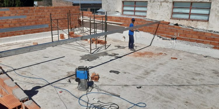 Avanzan las obras de la puesta en valor de la Biblioteca Popular “Ernesto Tornquist” (fotos y videoentrevistas)