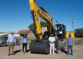 El municipio recibió una retroexcavadora adquirida para el proyecto de Gestión Integral de Residuos Sólidos Urbanos