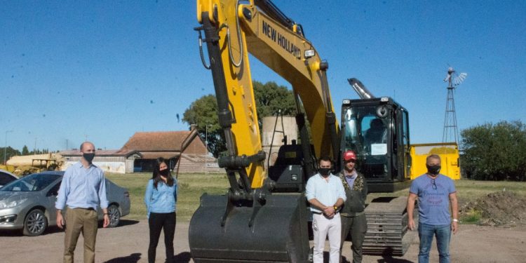 El municipio recibió una retroexcavadora adquirida para el proyecto de Gestión Integral de Residuos Sólidos Urbanos