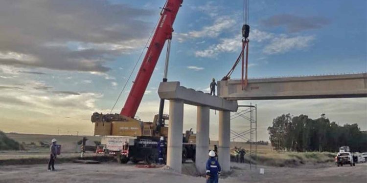 Comienzan a construir el primero de los puentes en la autopista Bahía-Tornquist