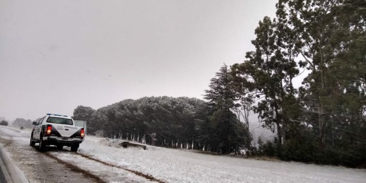 Por la nieve acumulada solicitan circular con precaución sobre la Ruta 76
