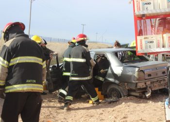 Accidente en camino vecinal: Un vehículo impactó contra una alcantarilla