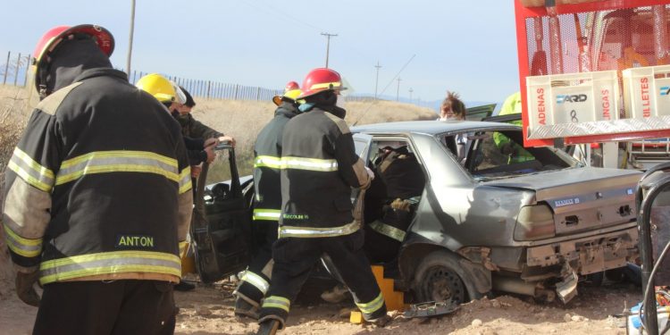 Accidente en camino vecinal: Un vehículo impactó contra una alcantarilla