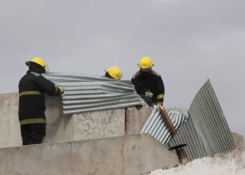 Los Bomberos fueron convocados por un incendio en el basurero y la voladura de un techo de una vivienda (videos)
