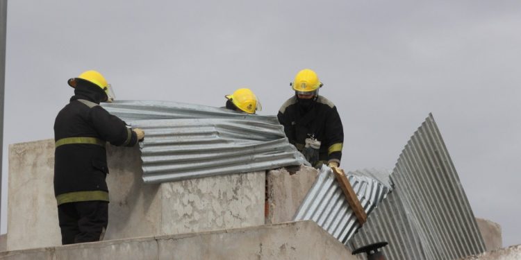 Los Bomberos fueron convocados por un incendio en el basurero y la voladura de un techo de una vivienda (videos)