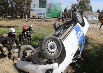 Volcó un móvil policial en el acceso a la cancha de Unión
