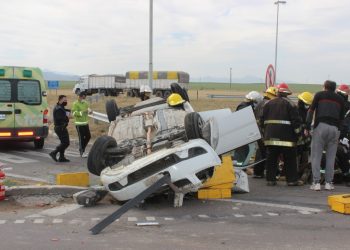 Un camión colisionó con un vehículo en el cruce de la 33 y 76