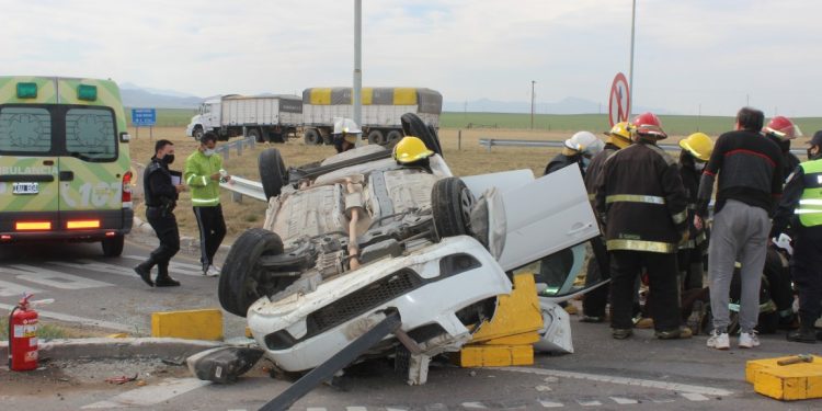 Un camión colisionó con un vehículo en el cruce de la 33 y 76