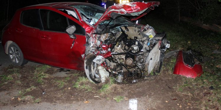 Tres personas heridas en un choque frontal en la Ruta 76, cerca del ingreso a Las Vertientes