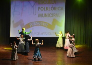 La Escuela Foklórica Municipal cerró el año con un festival en el teatro