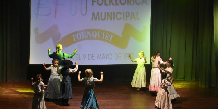 La Escuela Foklórica Municipal cerró el año con un festival en el teatro