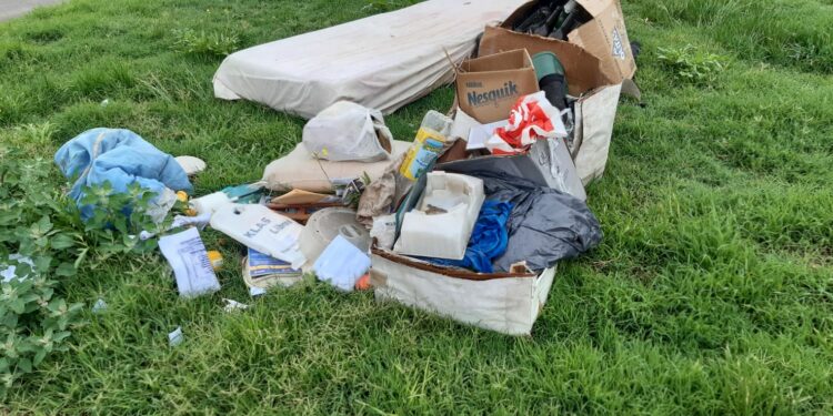 Solicitan no arrojar residuos en la vía pública