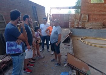 Bordoni recorrió la obra paralizada de la pileta climatizada de Tornquist