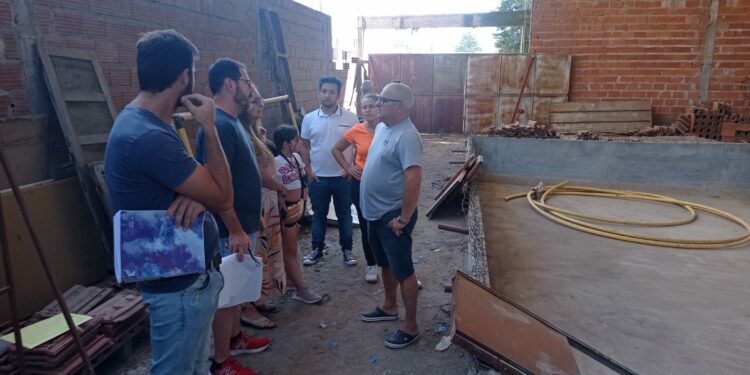 Bordoni recorrió la obra paralizada de la pileta climatizada de Tornquist