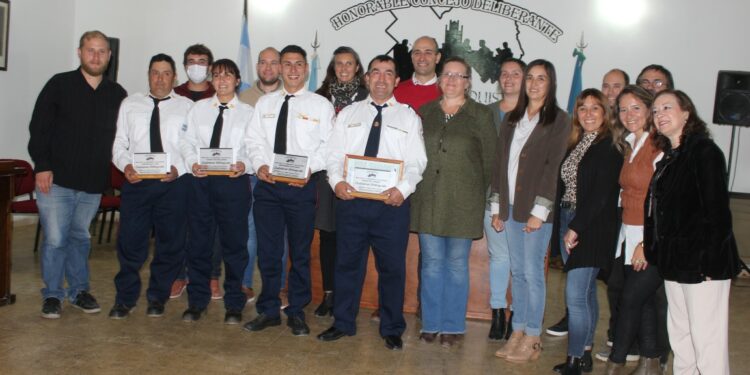 Sesión extraordinaria del HCD. y reconocimiento a Bomberos de Saldungaray que prestaron servicio en los incendios de Corrientes (VIDEOS Y FOTOS)