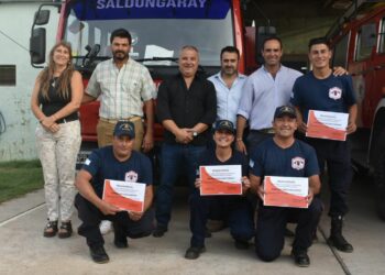 Distinguieron a los bomberos de Saldungaray que combatieron los incendios en Corrientes