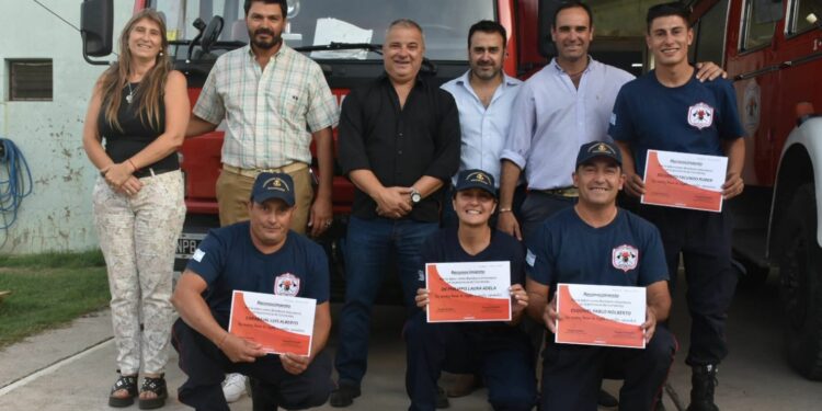 Distinguieron a los bomberos de Saldungaray que combatieron los incendios en Corrientes