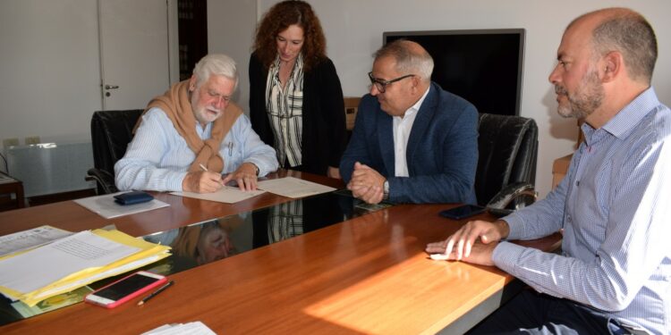 Firma de escritura y avances de Bordoni para la construcción de la terminal de ómnibus en Sierra de la Ventana