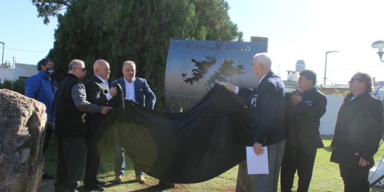 Emotivo acto, en homenaje a los veteranos y caídos en la Guerra de Malvinas (fotos y videos)