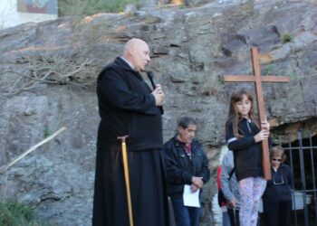 Via Crucis en el Calvario: “Dios nos da una nueva oportunidad” dijo el Padre Norberto Lopez (fotos, video y nota)