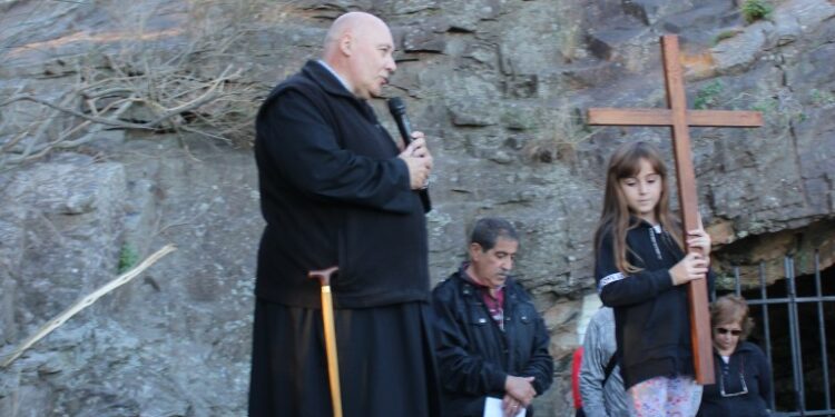 Via Crucis en el Calvario: “Dios nos da una nueva oportunidad” dijo el Padre Norberto Lopez (fotos, video y nota)