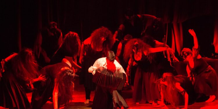 La Escuela Folkórica festejó y desplegó toda su jerarquía en el Teatro Funke (videos y notas)