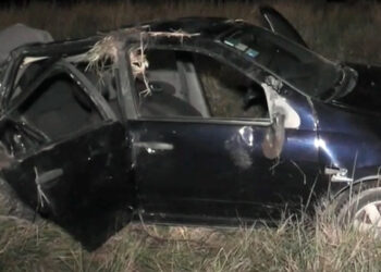 Por esquivar caballos sueltos terminaron volcando en la Ruta 76 (Fotos y video)