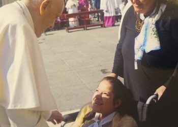 El emotivo encuentro de Candela Calabrese y su familia con el Papa Francisco