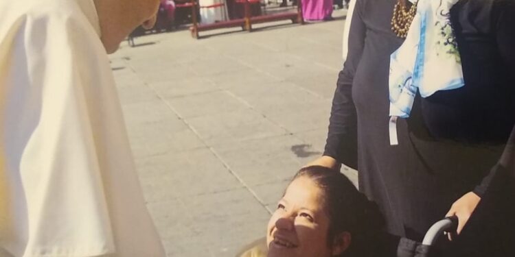 El emotivo encuentro de Candela Calabrese y su familia con el Papa Francisco