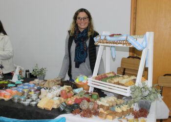 Se realiza en el Salón Parroquial la feria de artesanos y productores locales