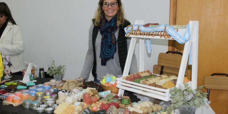 Se realiza en el Salón Parroquial la feria de artesanos y productores locales