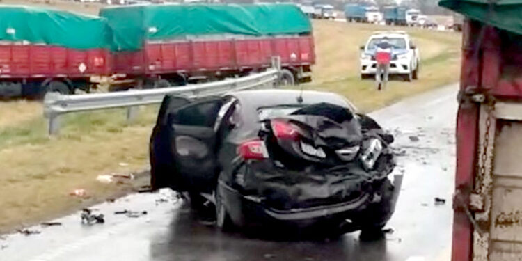 Cuatro camiones y un auto involucrados en un choque en cadena en la ruta 33