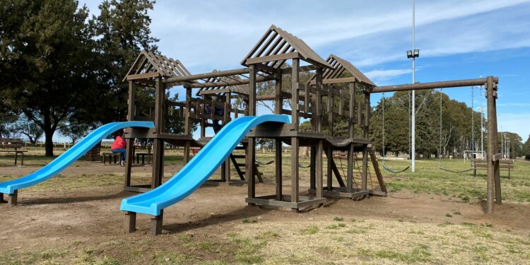 Fue instalado un juego nuevo en el Parque Lineal