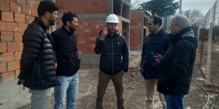 Bordoni recorrió el avance de obra de las viviendas de Saldungaray