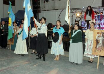 La Escuela Folklòrica festejó el 34º aniversario reuniendo una multitud en el gimnasio de Automoto
