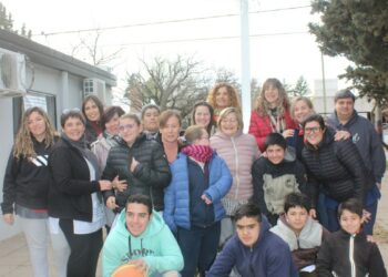 La CELT. entregó un aro de basquetbol móvil a la Escuela de Educación Especial Nº501 (fotos y video)